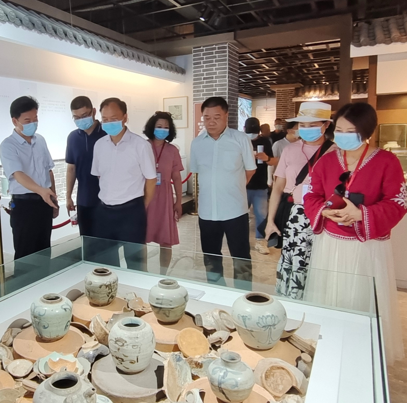 海外華文媒體采訪團參觀我市“非遺”作品展示館